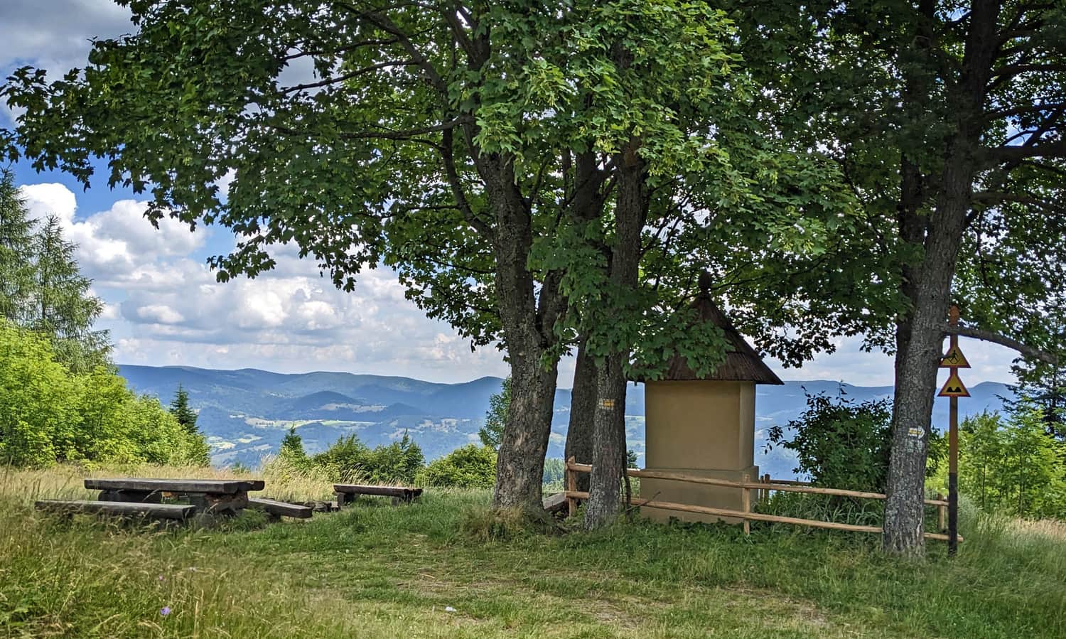Chapel and viewpoint on the yellow trail Piwniczna Zdrój - Niemcowa.