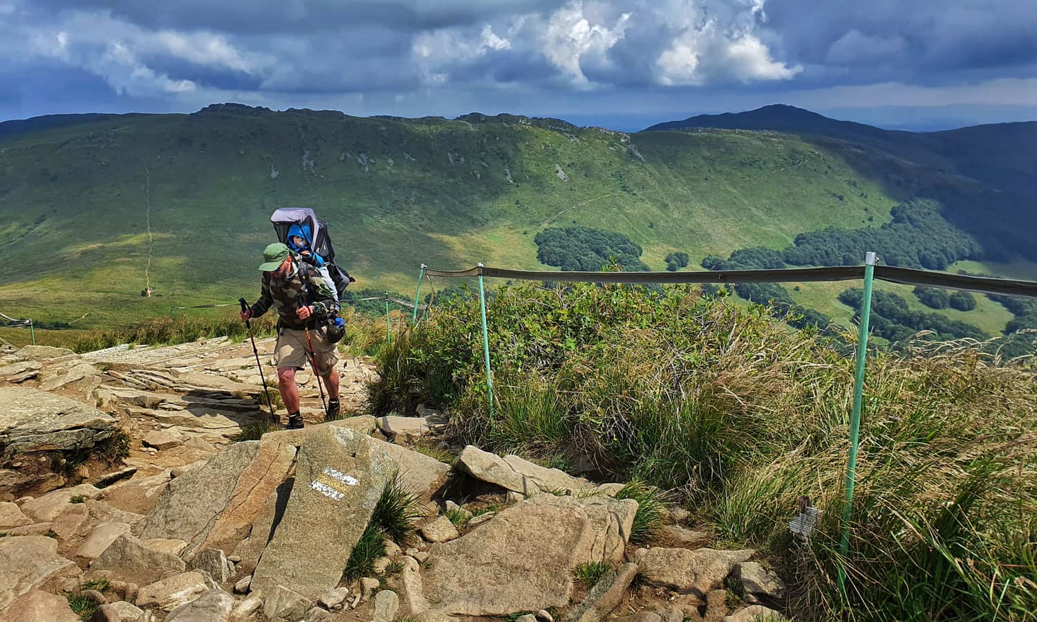 Ascent to the summit of Tarnica. In the background: Krzemień and Kopa Bukowska. Photo by Anna and Wojciech Dąbrowscy
