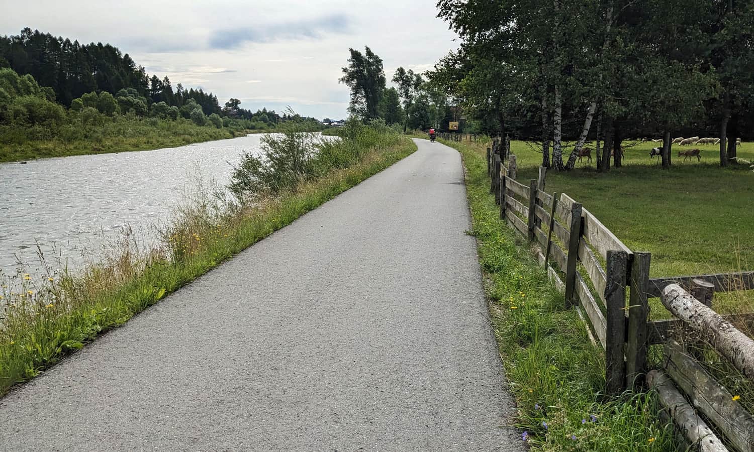 Velo Dunajec: Nowy Targ - Lake Czorsztyn. Between Nowy Targ and Waksmund