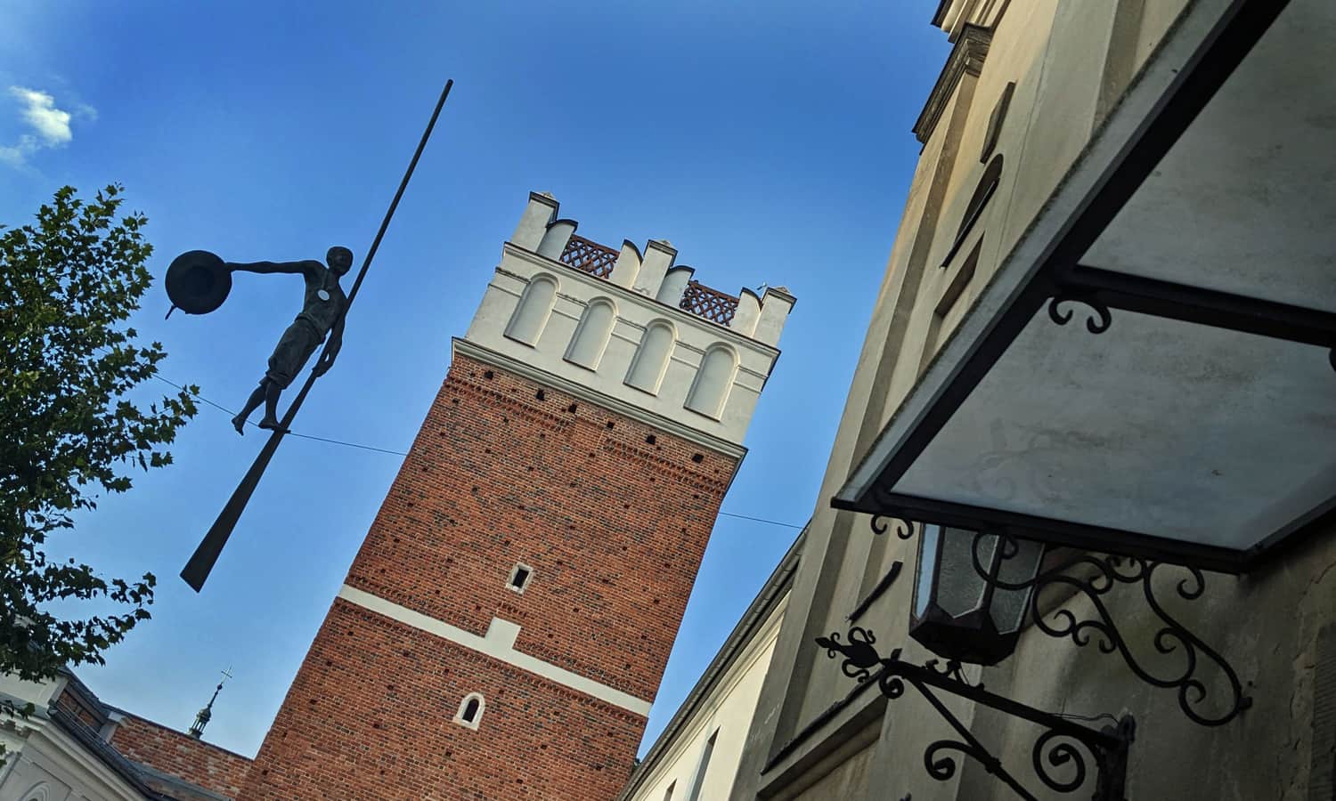 Brama Opatowska i intrygująca figura wiślańskiego flisaka