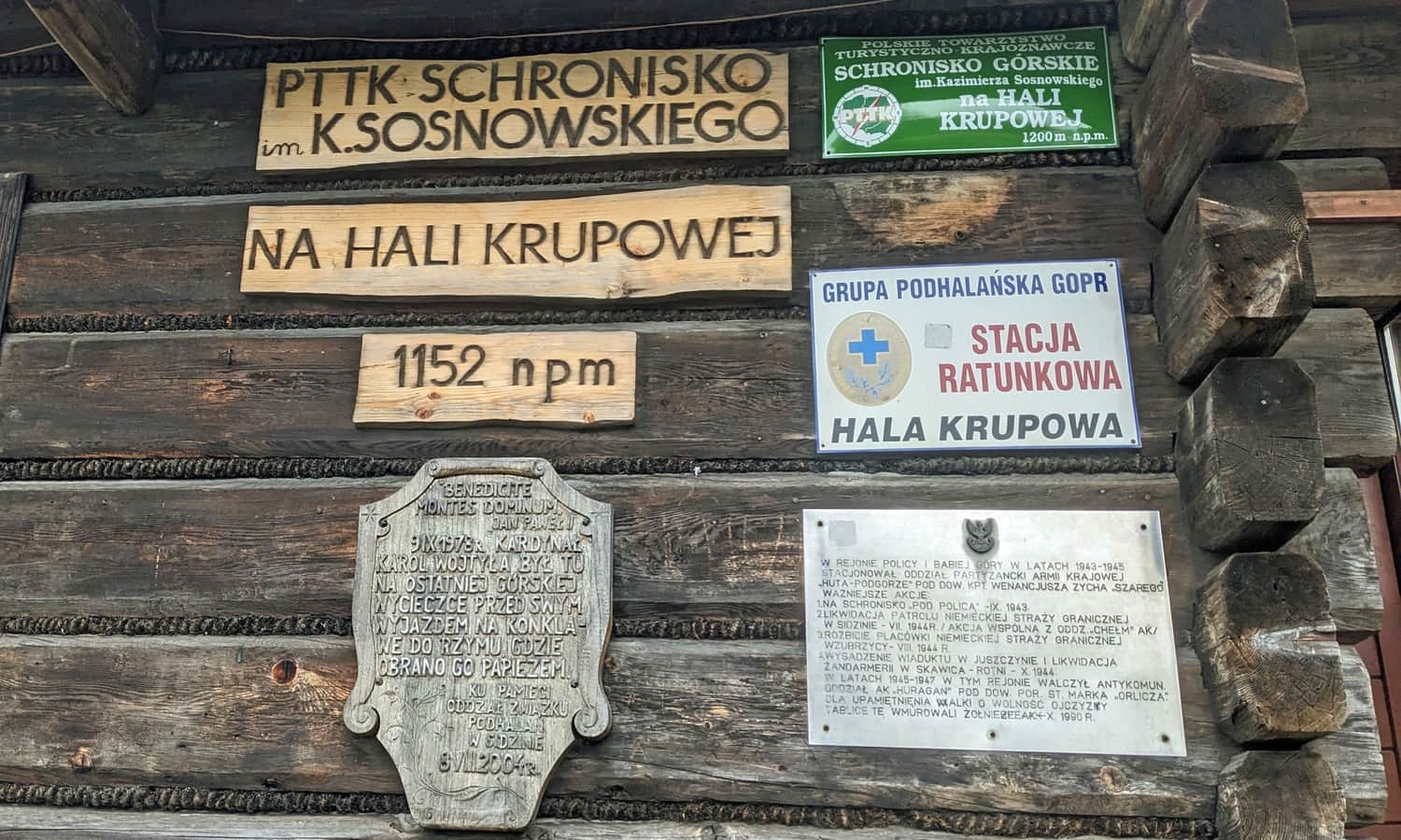 Schronisko PTTK na Hali Krupowej im. K. Sosnowskiego - tablice pamiątkowe