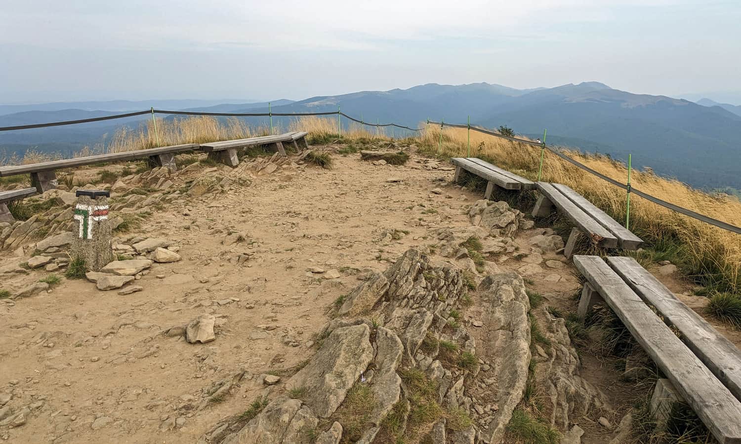Południowy wierzchołek Połoniny Caryńskiej, 1234 m n.p.m. - widok na południe: Bukowe Berdo i Tarnica