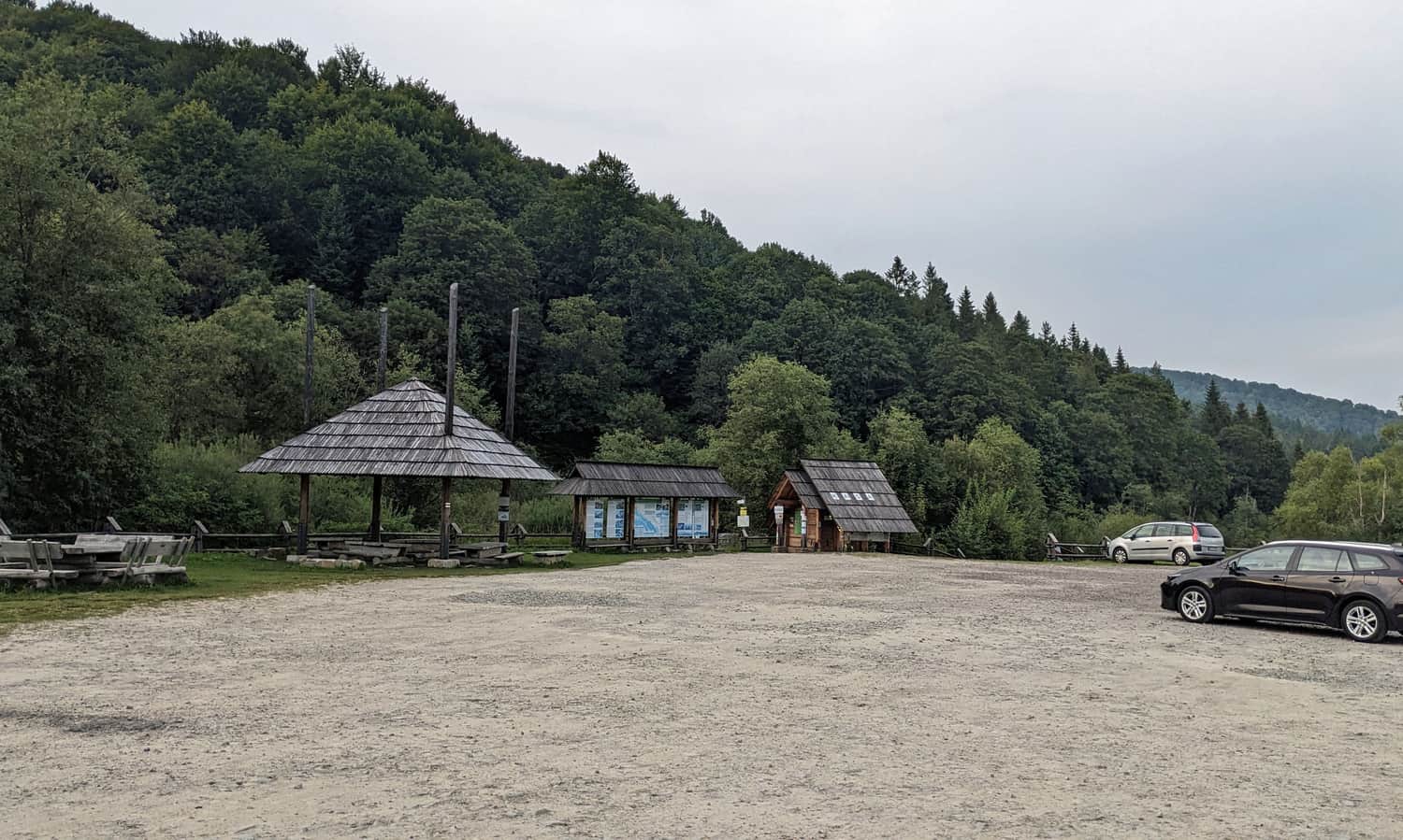 Parking w Ustrzykach Górnych przy szlaku na Połoninę Caryńską