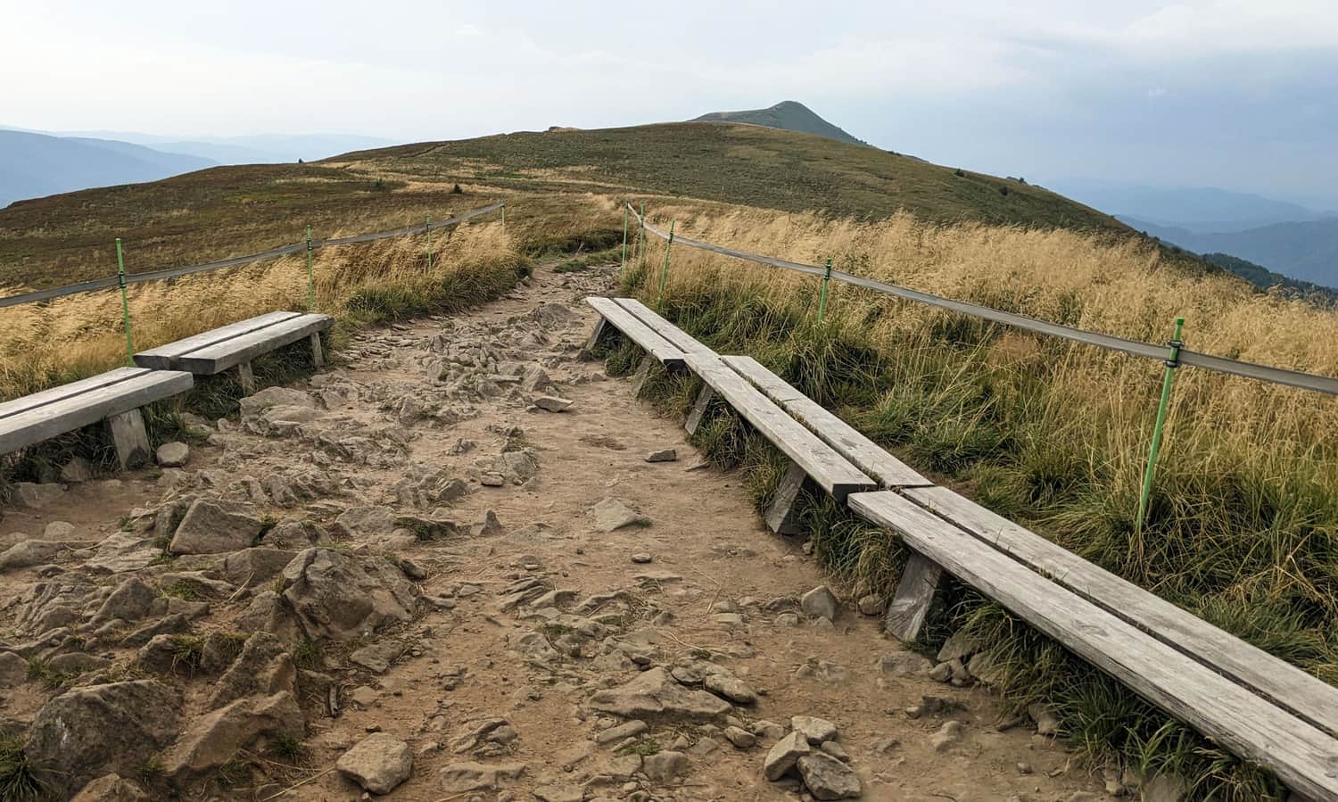 Południowy wierzchołek Połoniny Caryńskiej, 1234 m n.p.m. Widok na północny szczyt: Kruhly Wierch