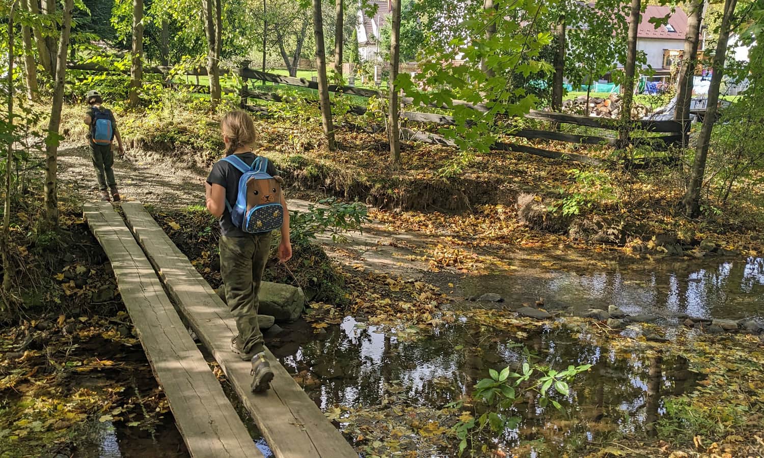 Początek niebieskiego szlaku Ponikiew - Groń Jana Pawła II - Leskowiec