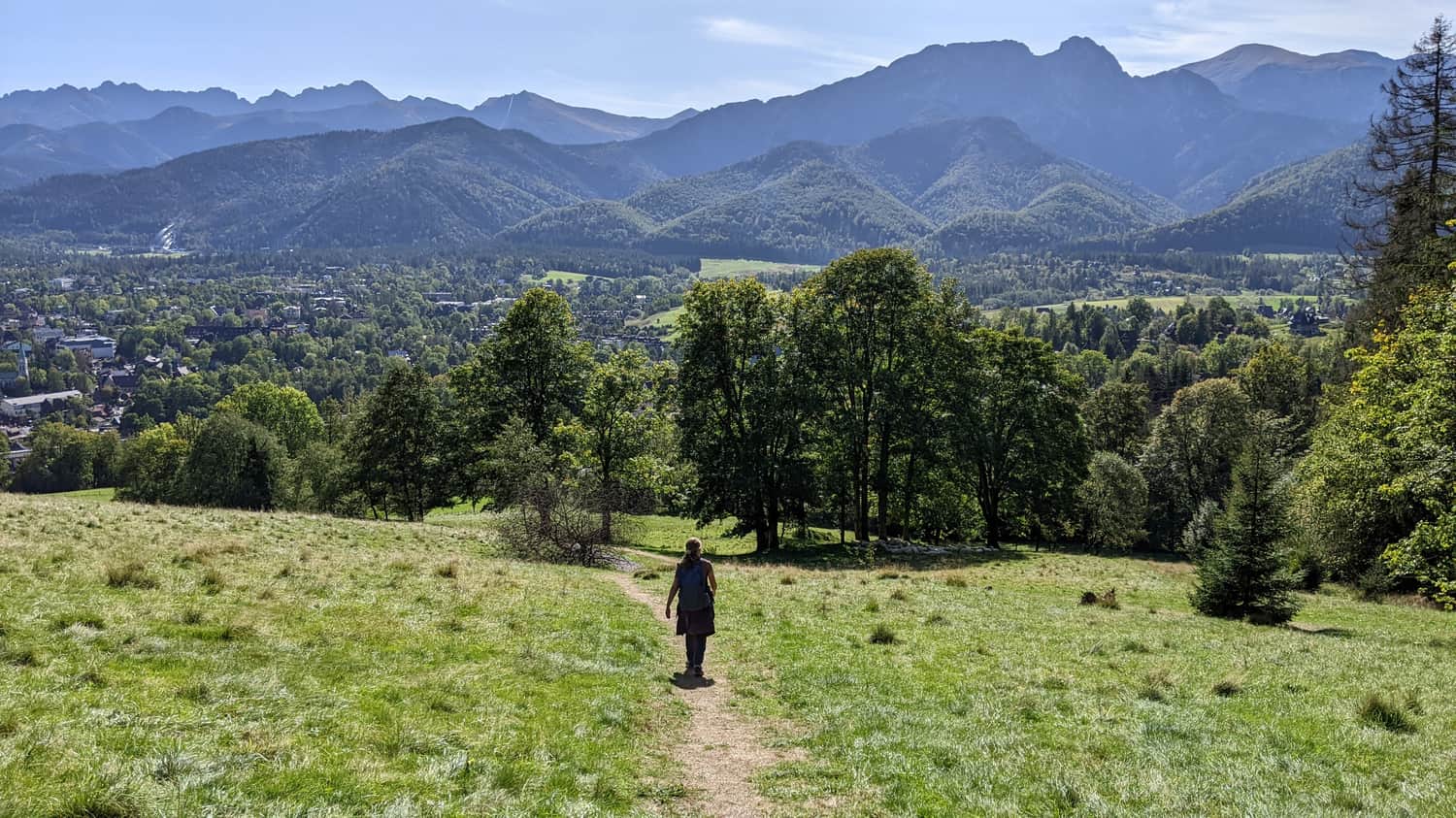 Polana z widokiem na Giewont na początku niebieskiego szlaku na Gubałówkę