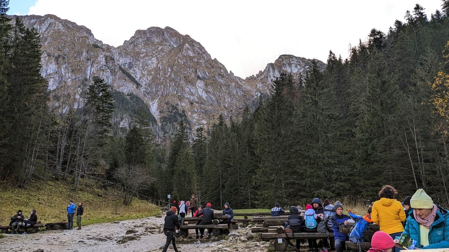 Polana Strążyska, ławeczki i widok na Giewont