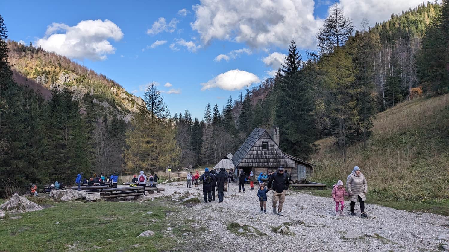 Polana Strążyska, ławeczki i Herbaciarnia