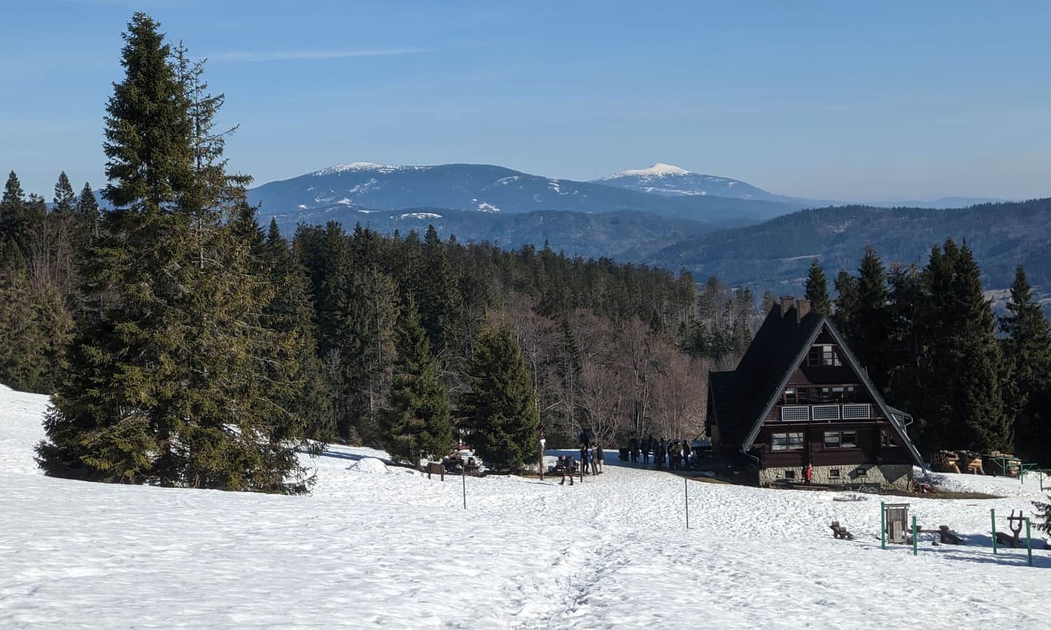 Bacówka PTTK na Rycerzowej. W tle Pilsko i Babia Góra