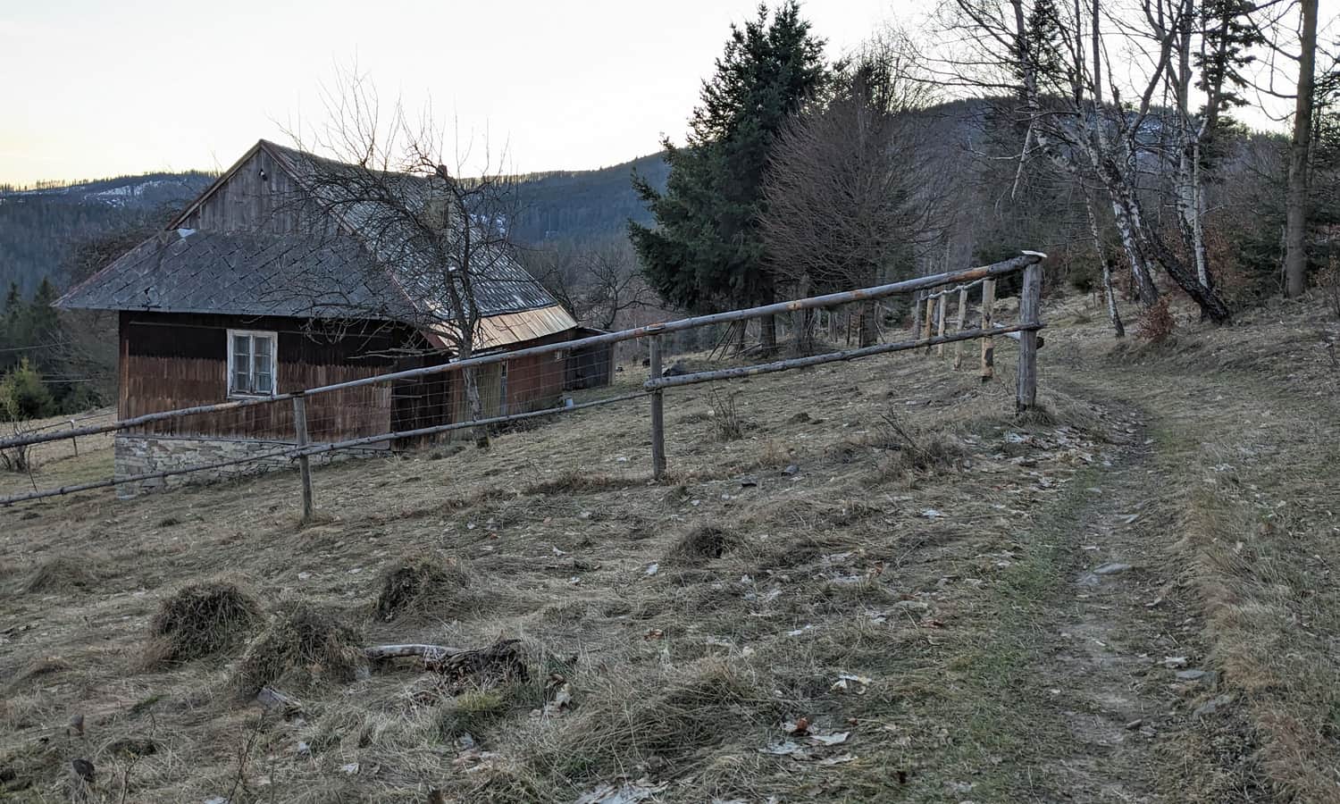 Osiedle Szczytówka na zielonym szlaku Ujsoły - Muńcuł - Mała Rycerzowa