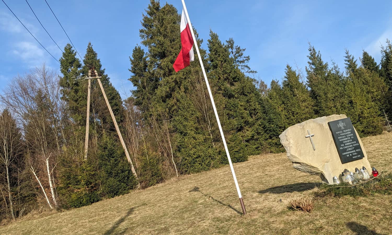 Pamiątkowa tablica poświęcona żołnierzom oddziału leśnego Narodowych Sił Zbrojnych por. Stanisława Kopika 