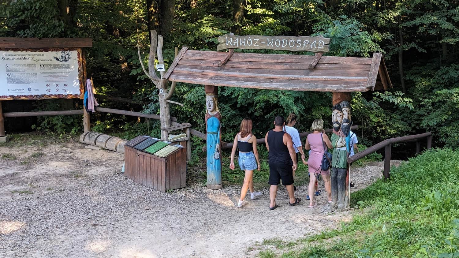 Wejście do Wąwozu Czarownic od strony Skalnego Miasta w Ciężkowicach