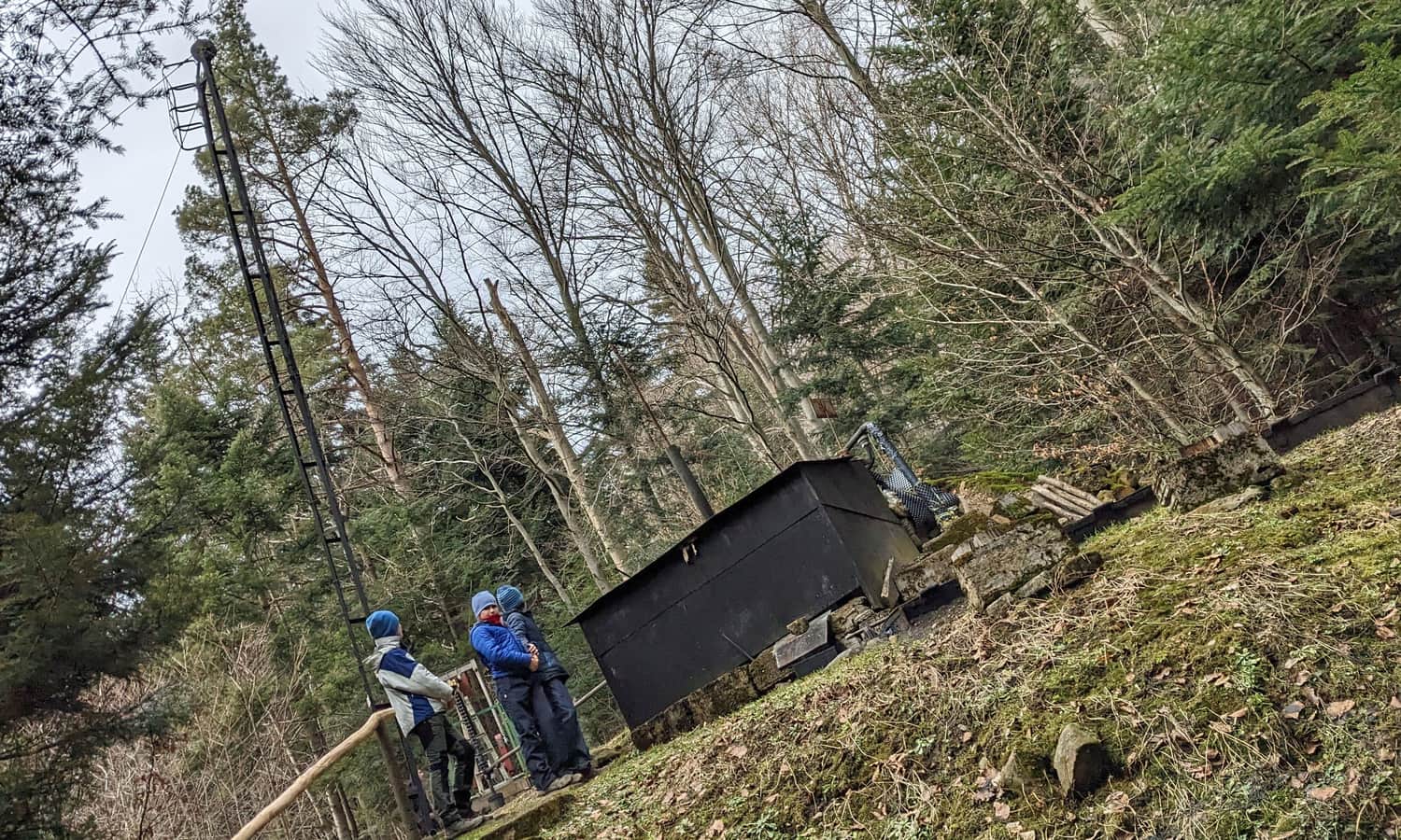 Czerwony szlak Rymanów - Iwonicz. Pozostałości instalacji do wydobycia ropy naftowej.