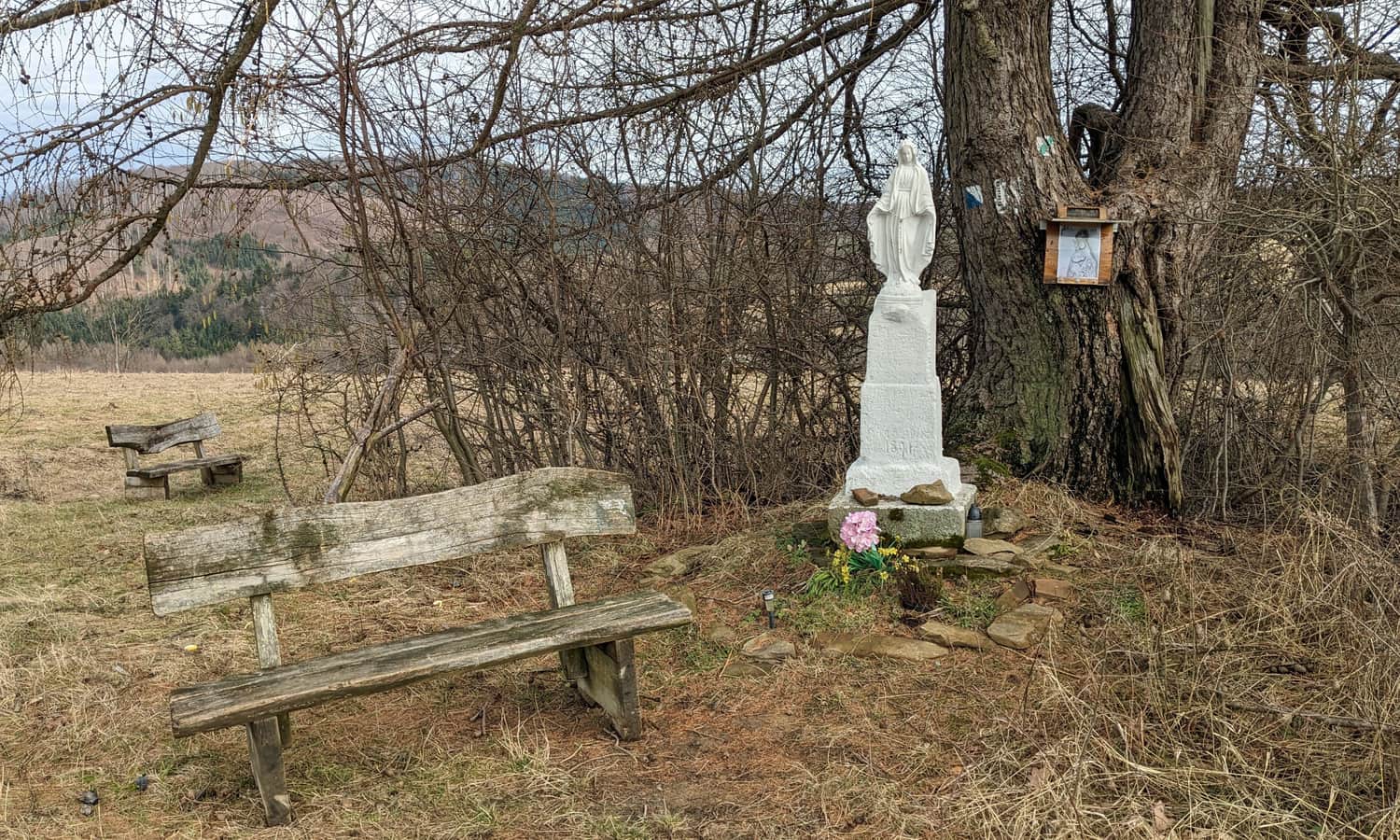 Kapliczka w Wołtuszowej przy Ścieżce Łemka i Beskidzkiej Trasie Kurierskiej 