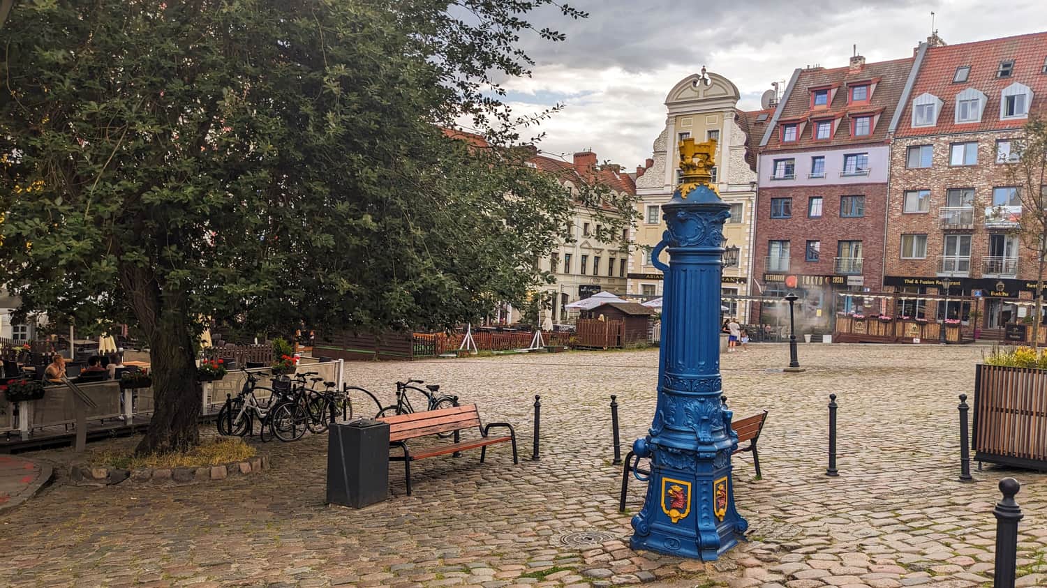 Rynek Sienny w Szczecinie i zabytkowa pompa 