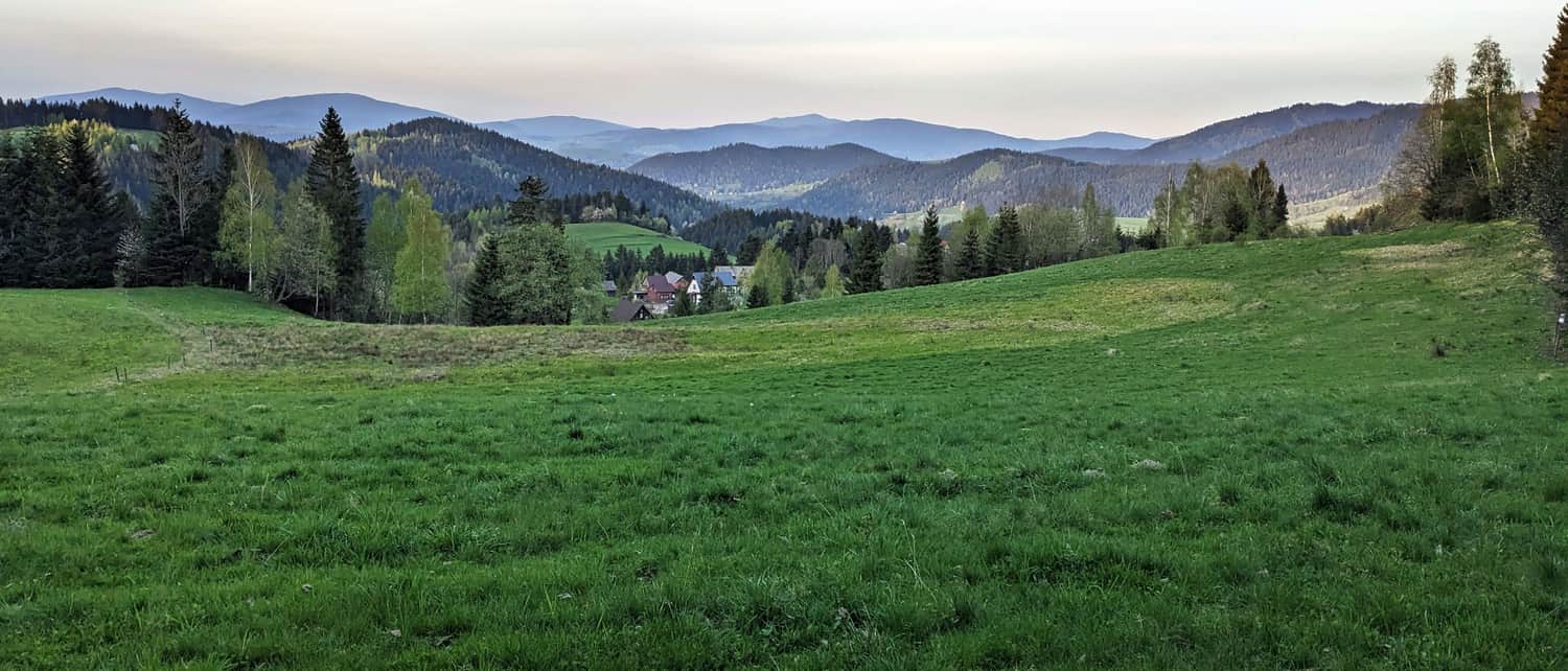 Panorama z łąki nad Jasionowem. Widok na Beskid Wyspowy, kolejno od lewej: Śnieżnica, Ćwilin, Łopień, Mogielica i Jasień