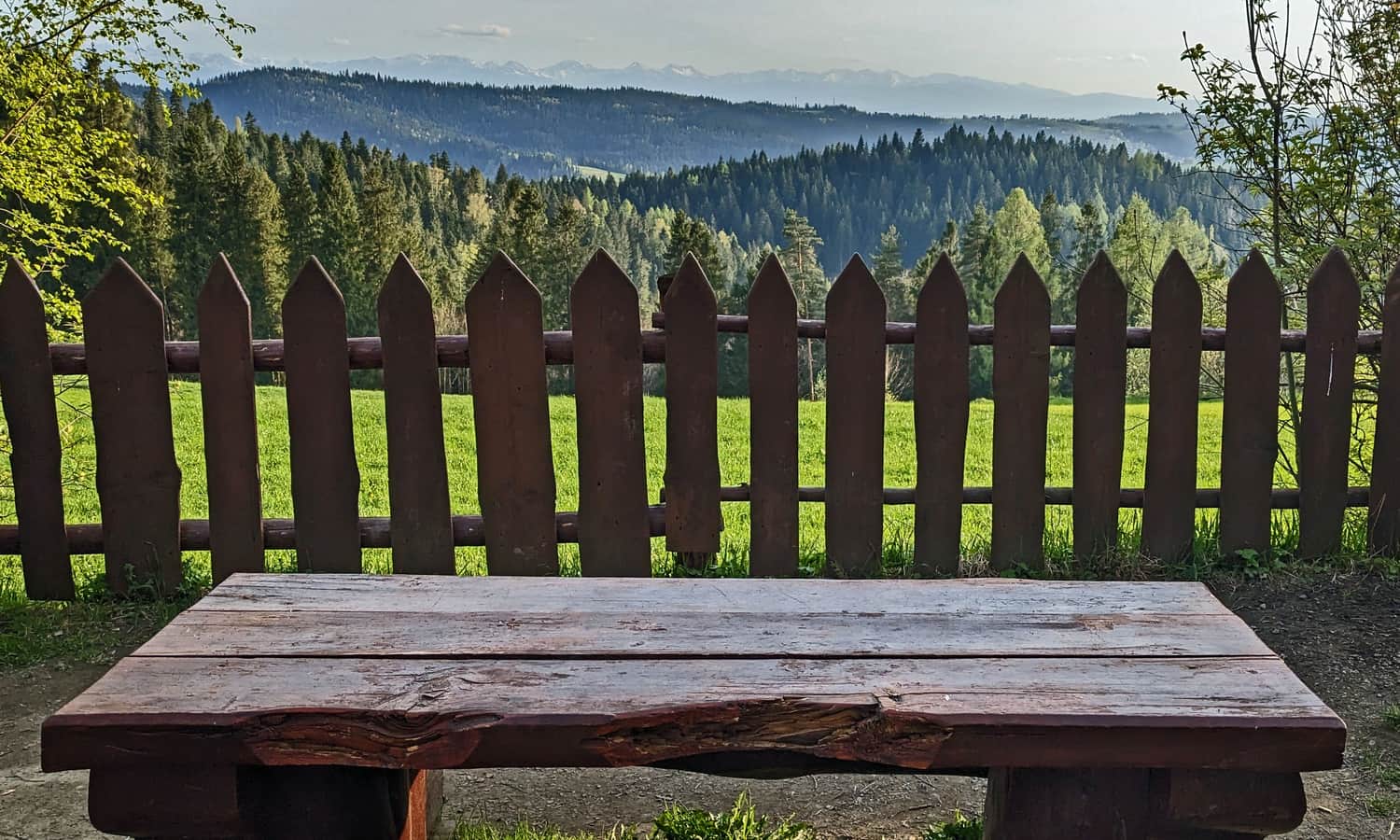 Ławeczka pod bacówką PTTK Maciejowa - widok na Tatry