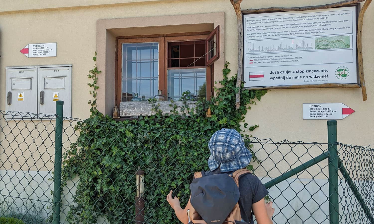 Czerwony szlak z Rabki-Zdrój na Maciejową - tablice informacyjne o Głównym Szlaku Beskidzkim
