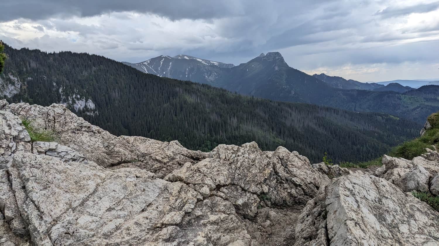 Widok na Giewont z niebieskiego szlaku na Halę Gąsienicową