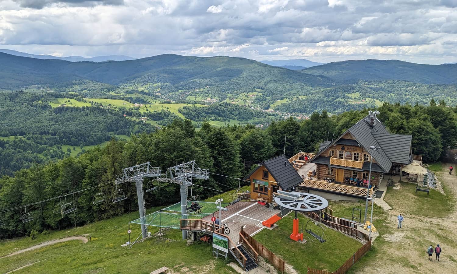 Widok z wieży na szczyt Mosornego Gronia