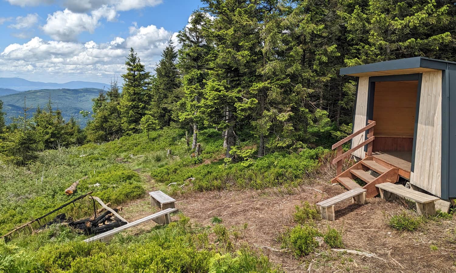 Cyl Hali Śmietanowej, Kiczorka. Shelter and view of the Silesian Beskids