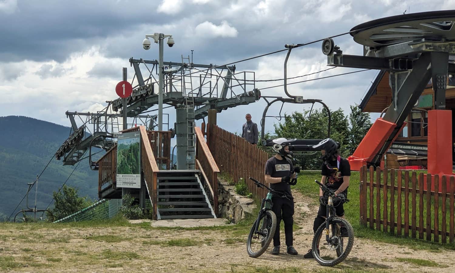 Rowerzyści przy gónej stacji kolejki na Mosornym Groniu