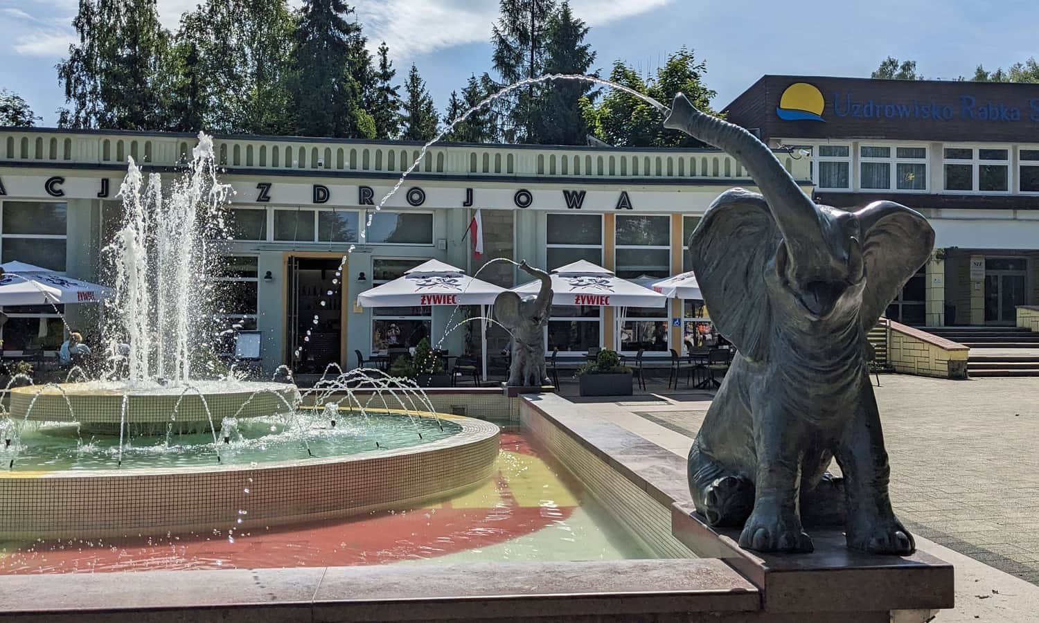 Rabka-Zdrój. Fontanna ze Słoniami, w tle Restauracja Zdrojowa