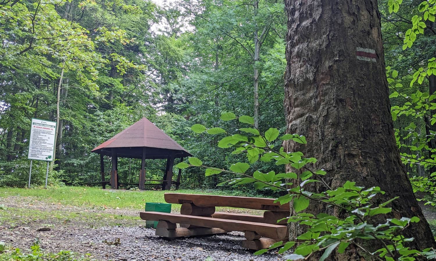 Shelter at the intersection of the red and blue trails at Równia pod Kozią