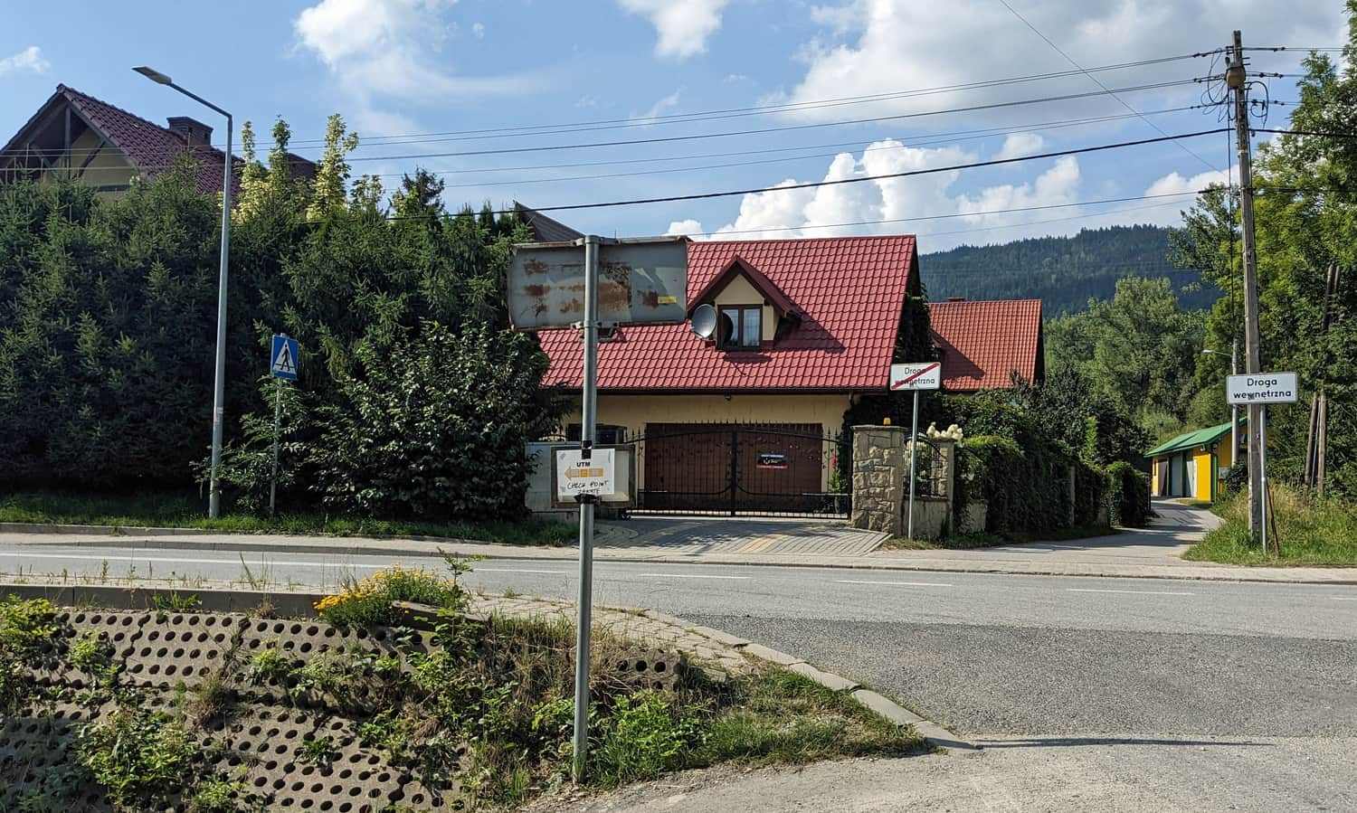 Niebieski szlak w Rabce Zaryte - w tym miejscu, na przeciwko Żabki, znaki skręcają z głównej drogi w stronę Lubonia Wielkiego