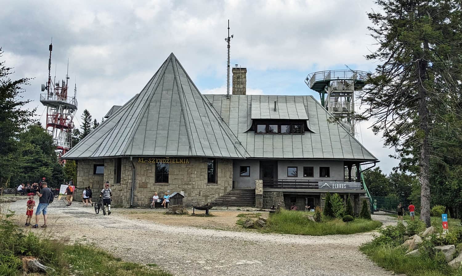 Górna stacja kolejki i wieża widokowa na Szyndzielni