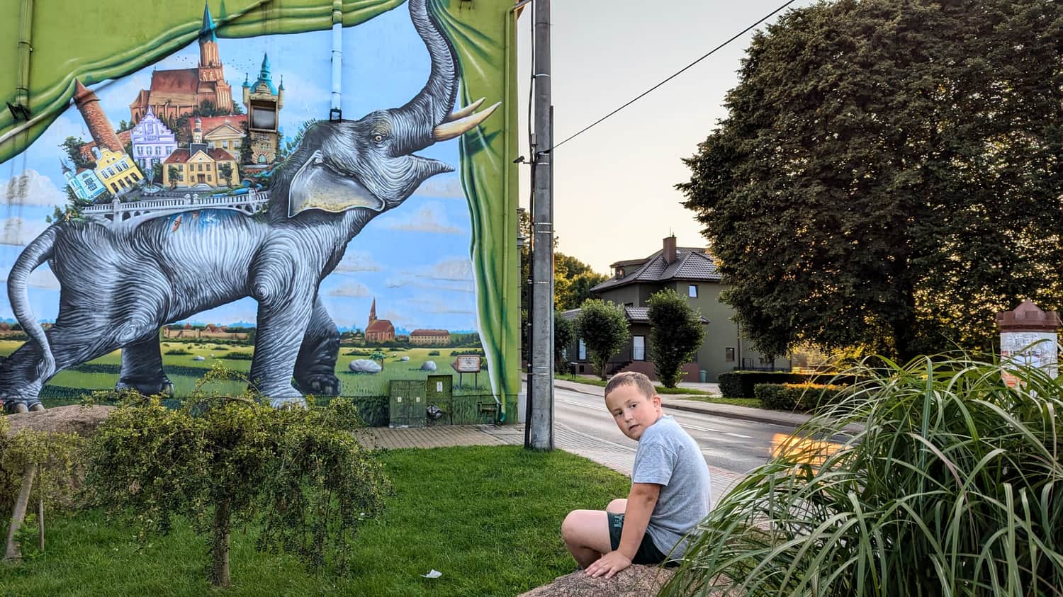 Mural ze słoniem w Trzebiatowie
