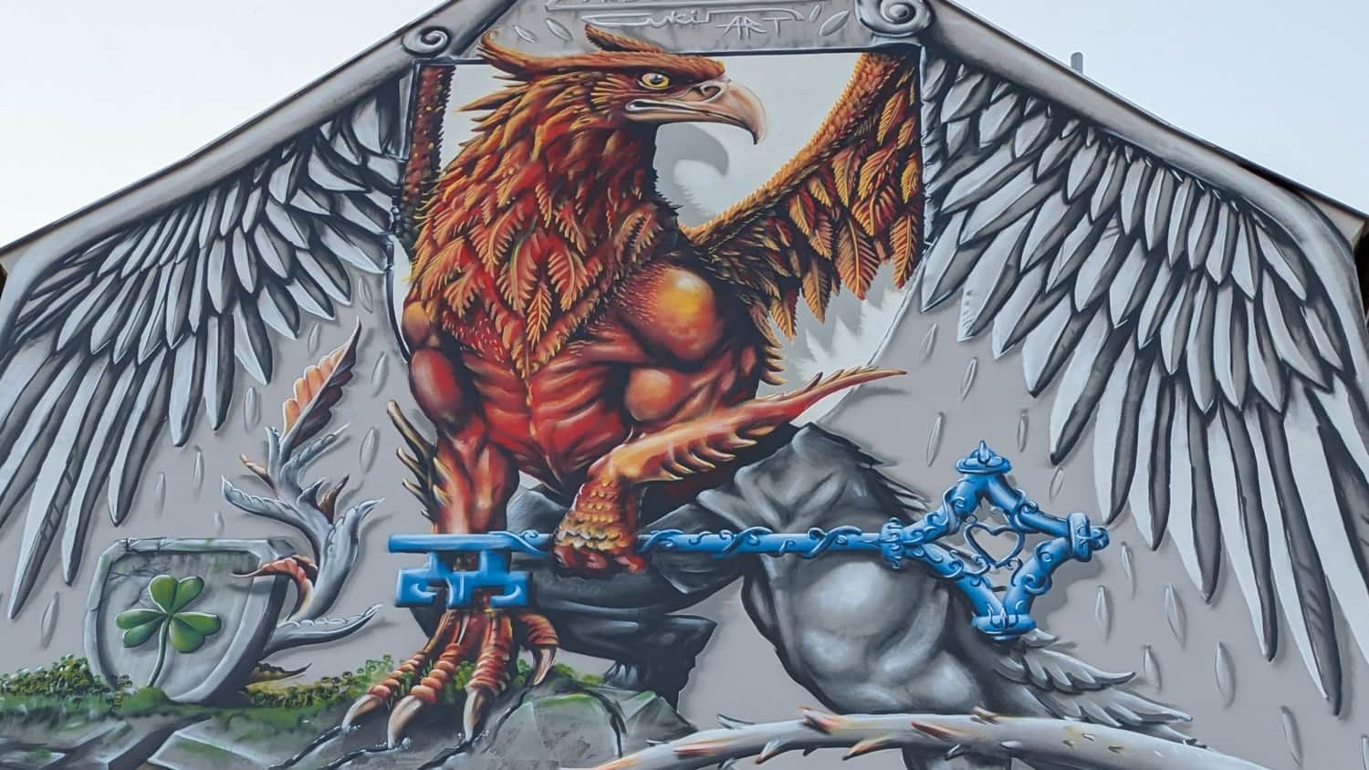 Mural z gryfem w Trzebiatowie