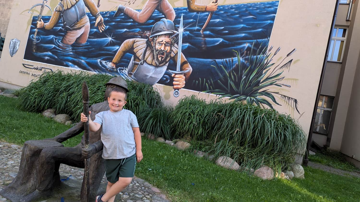 Mural na budynku przy ul. Wojska Polskiego 33 w Trzebiatowie przedstawiający legendę o Baszcie Kaszanie