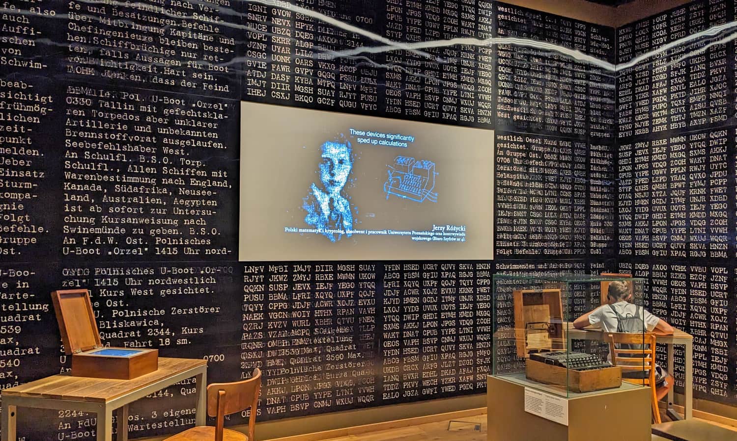 Muzeum II  Wojny Światowej w Gdańsku. Sala z opowieścią o szyfrach, kryptologii i Enigmie.