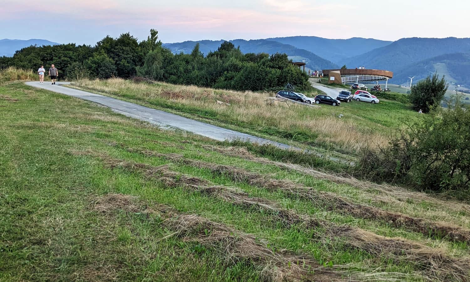 Parking tuż przy ślimaku - można tu dojechać w dni powszednie.
