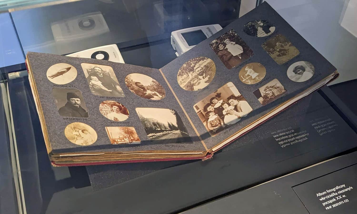 MuFo Muzeum Fotografii w Krakowie. Tajemniczy album fotograficzny