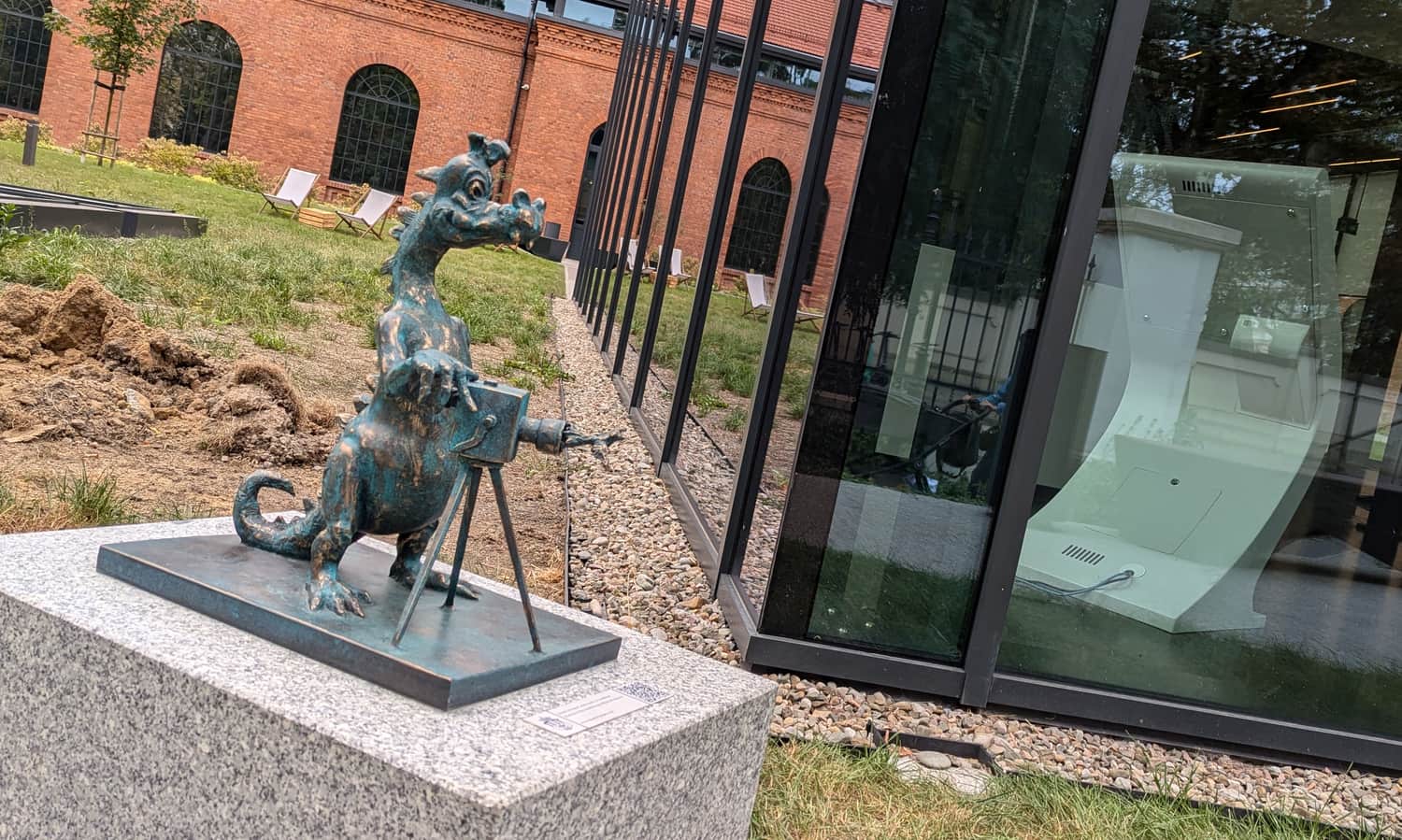 Smok Fotograf na terenie MuFo Muzeum Fotografii w Krakowie