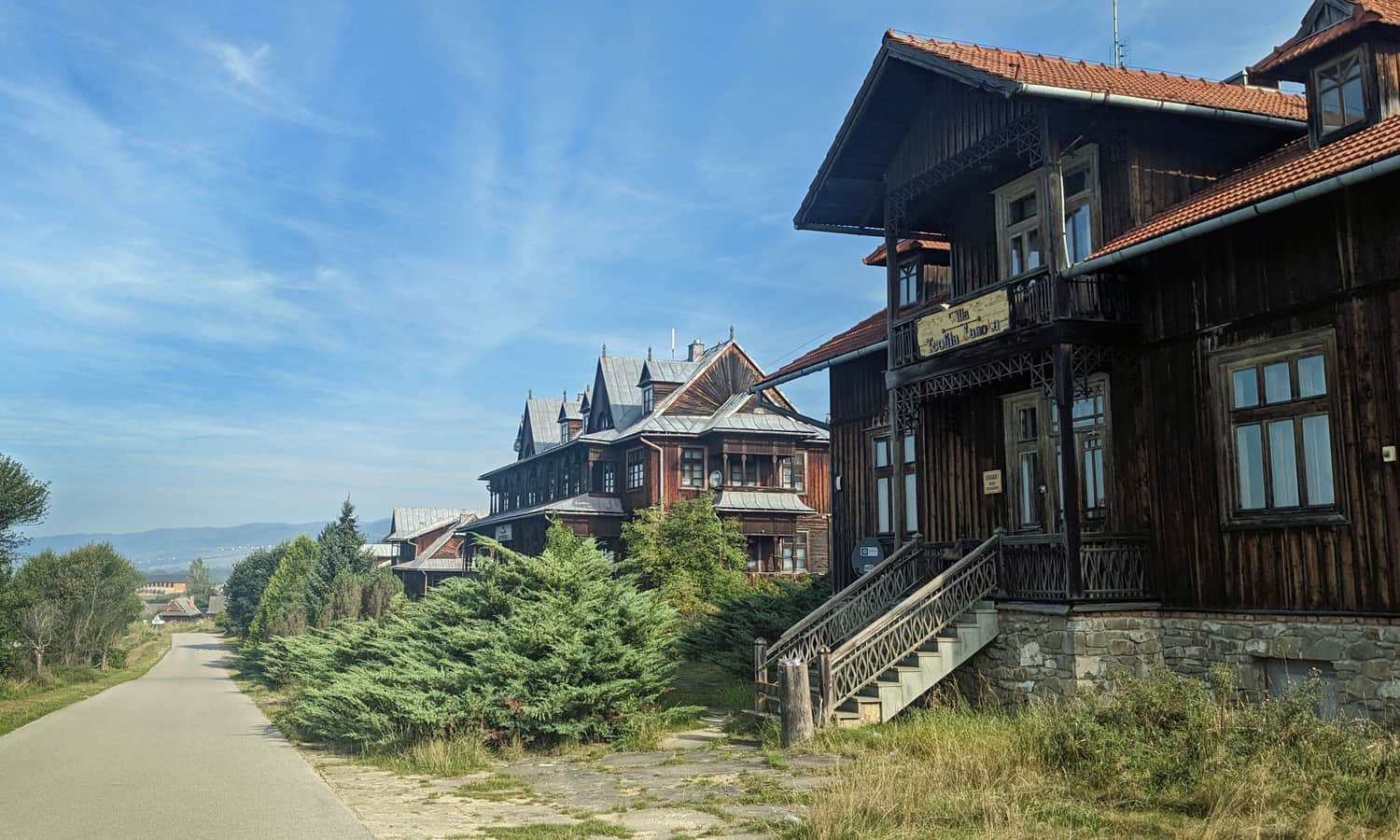 Osada Czorsztyn -  zabytkowa drewniana zabudowa na Półwyspie Stylchyn w Kluszkowcach