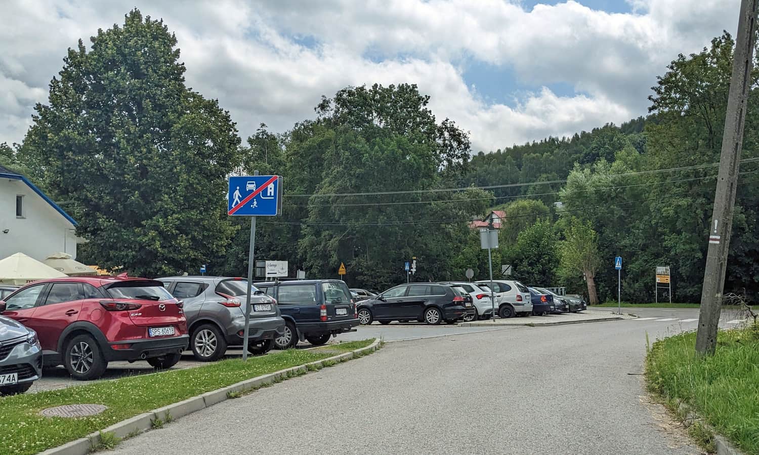 Parking w Bystrej przy czerwonym szlaku