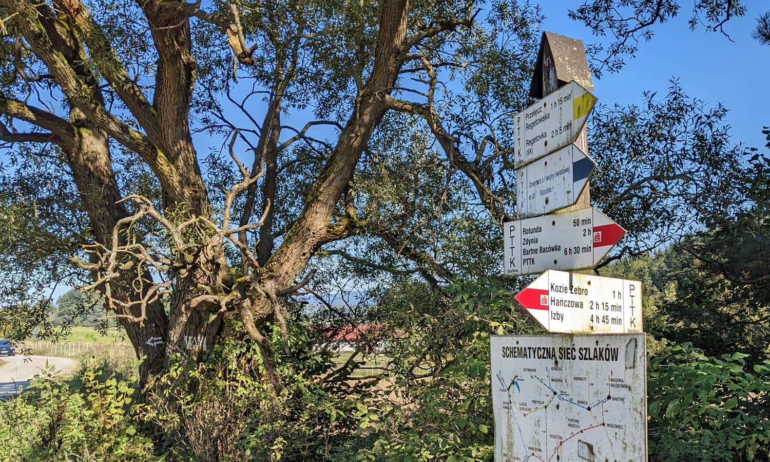 Regietów, skrzyżowanie szlaków