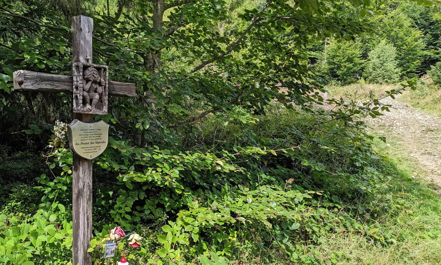 Czerwony szlak Przełęcz Knurowska - Turbacz. Krzyż upamiętniający śmierć księdza z Piwnicznej-Zdroju.