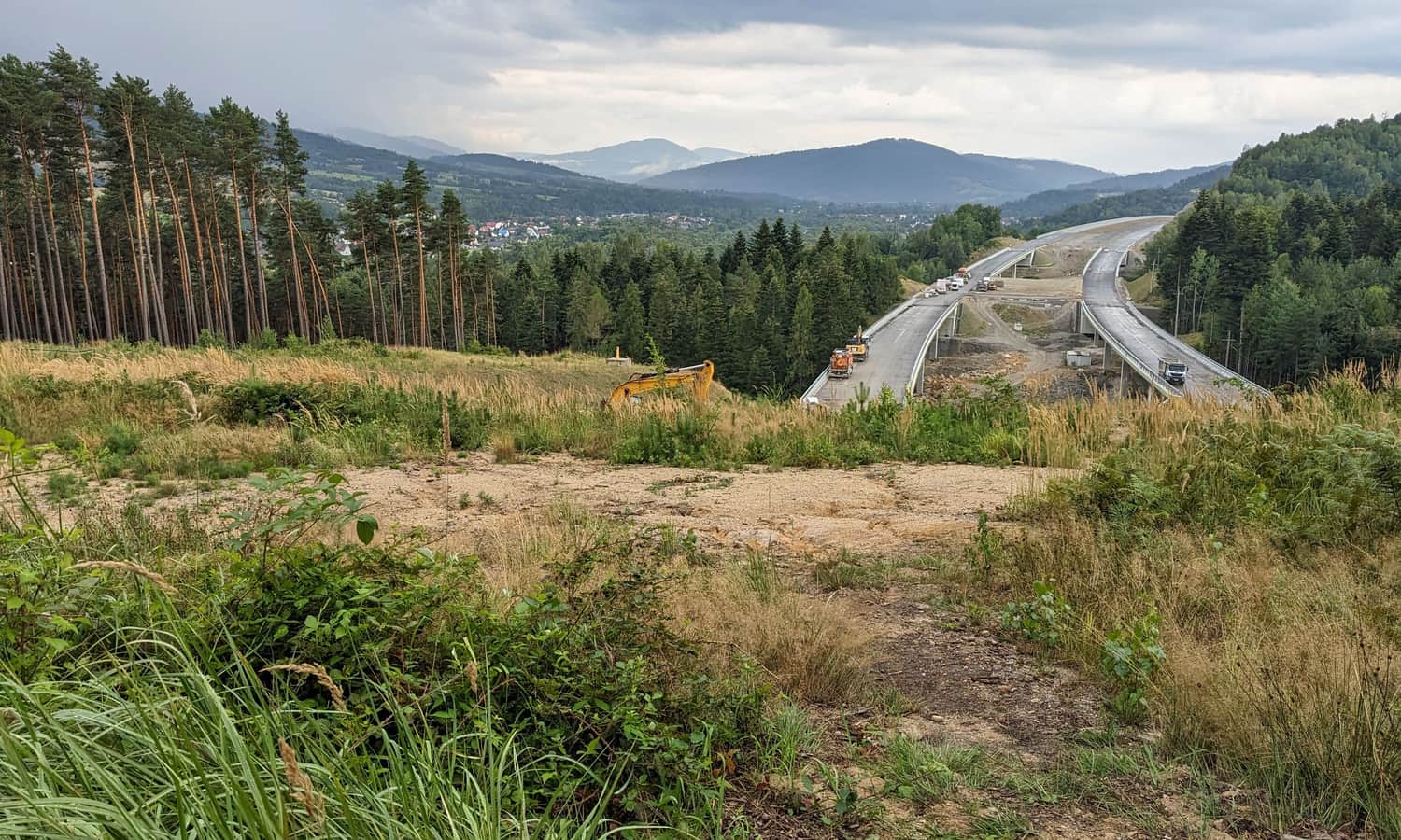Czerwony szlak z Węgierskiej Górki na Magurkę Radziechowską - budowa S1 i widok na południe