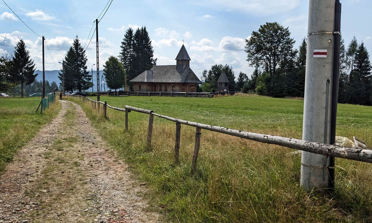 Kościół na osiedlu Stecówka przy czerwonym szlaku Kubalonka-Barania Góra
