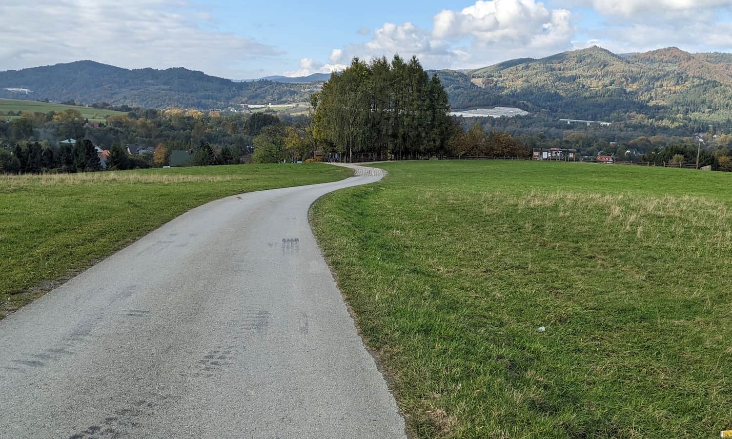 Czerwony szlak Węgierska Górka - Słowianka.  Widok na Dolinę Soły i Beskid Śląski