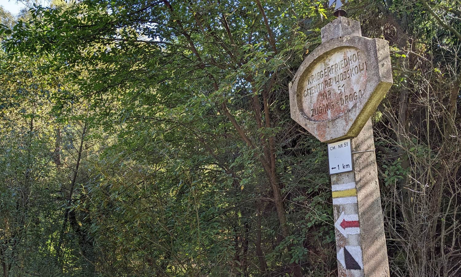 Czerwony szlak z Regietowa na Rotundę: zabytkowy austriacki drogowskaz