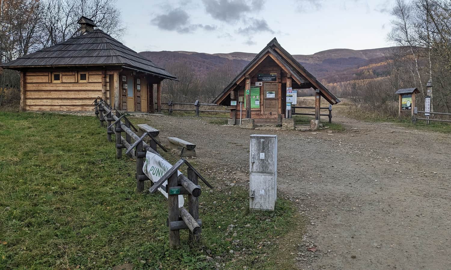 Początek szlaku na Tarnicę w Wołosatem - punkt kasowy BdPN