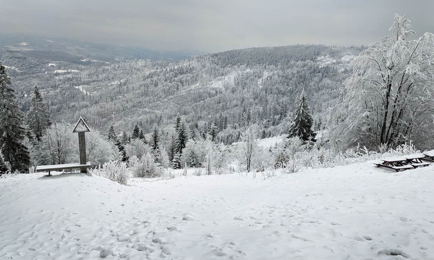 Widok spod schroniska PTTK na Stożku Wielkim zimą (tym razem bez Tatr...)