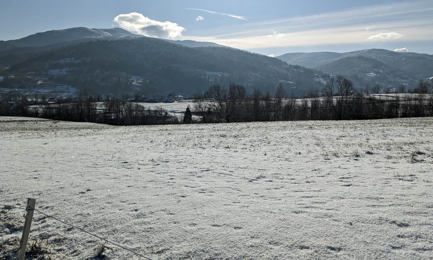 Mogielica widoczna z początkowego odcina niebieskiego szlaku z Jurkowa na Ćwilin.