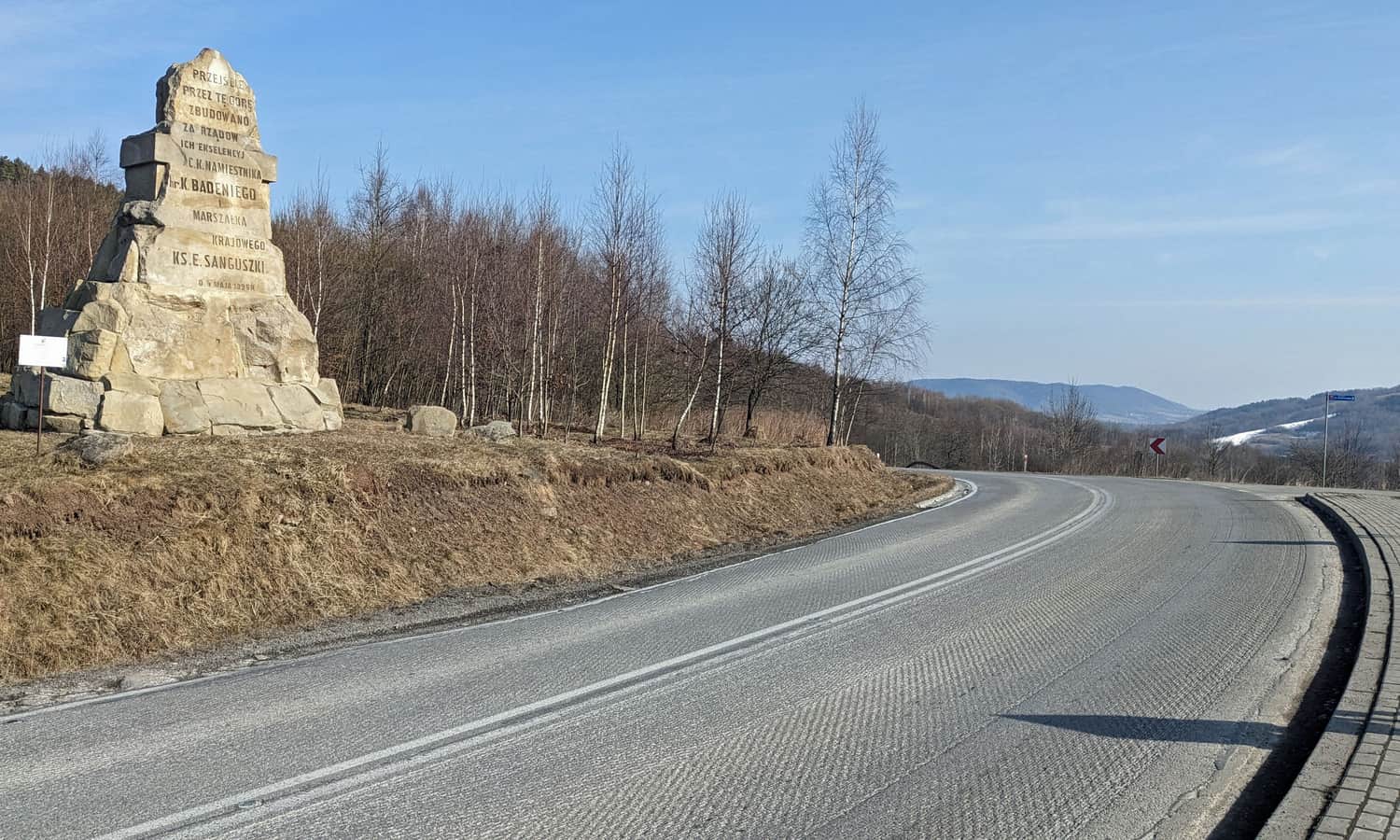 Przełęcz Sanguszki - pomnik ku pamięci patronów budowy drogi: CK Namiestnika Kazimierza Badeniego i Marszałka Kraju księcia Eustachego Sanguszki
