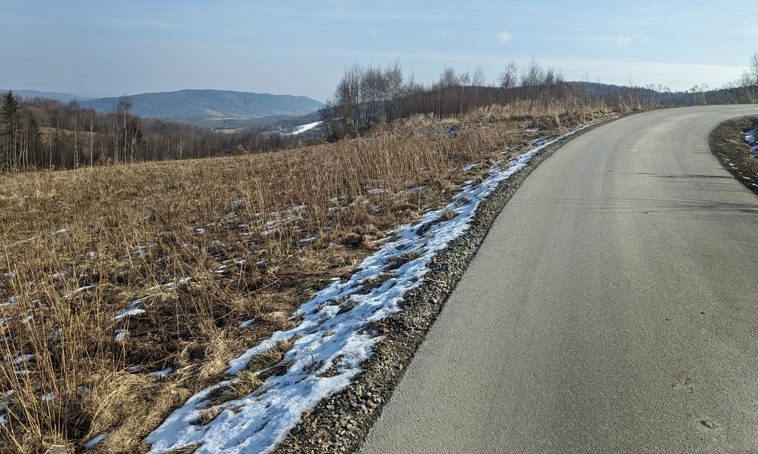 Droga z Przełęczy Sanguszki do os. Ruskówka. Widok na Barnasiówkę
